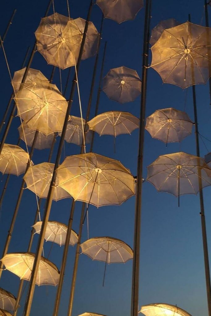 Saloniki parasole - instalacja parasole w Salonikach nocą najpiekniejsze