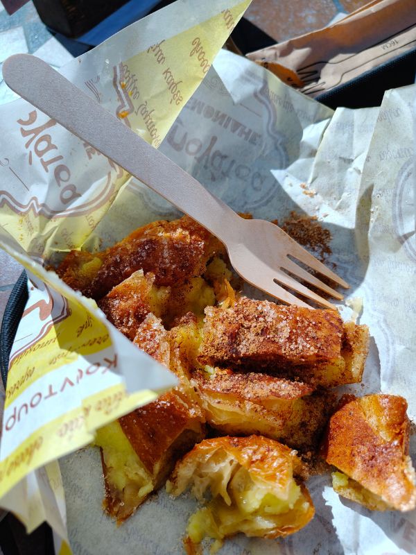 Kuchnia grecka - bougatsa - greckie śniadanie