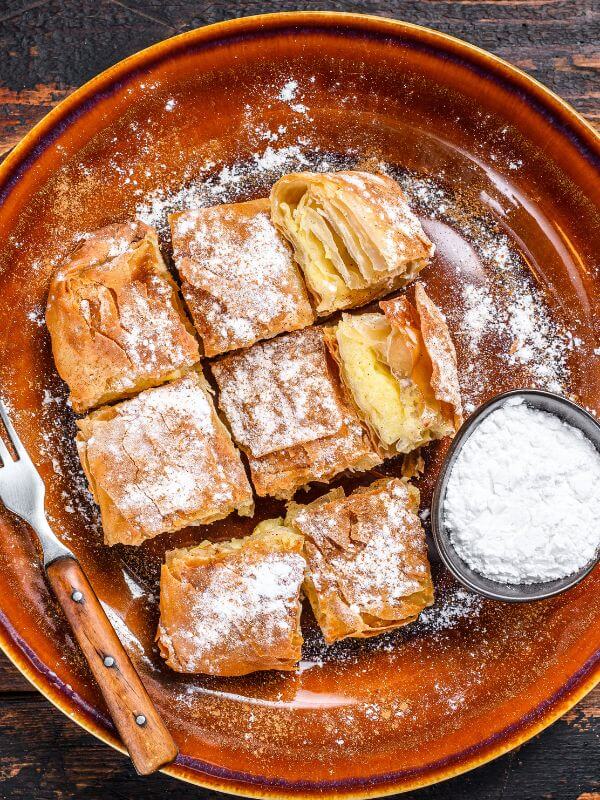 Kuchnia grecka - bougatsa - greckie śniadanie