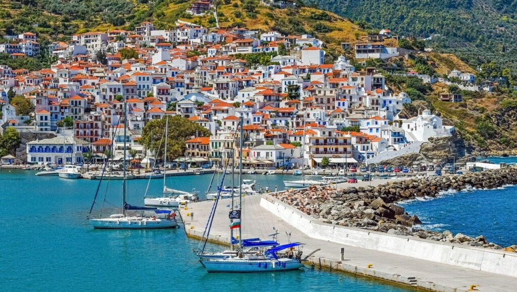 Wyspa Skiathos czy wyspa Skopelos – którą z nich wybrać na wakacje?