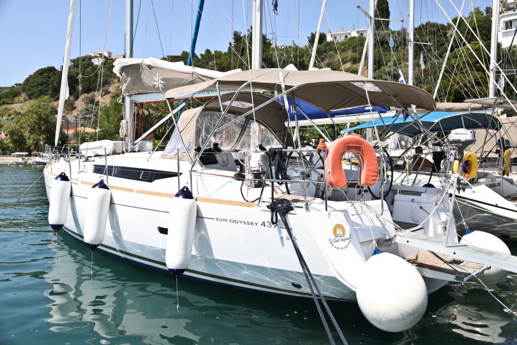 Jacht żaglowy Jeanneau Sun Odyssey 439 czarter jachtu Grecja - greckiekefi