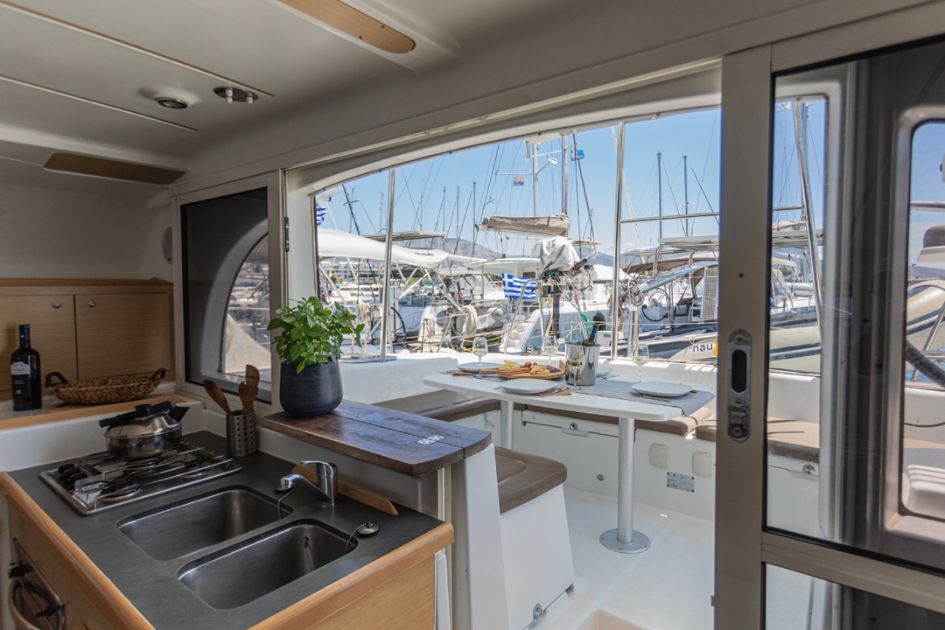 Katamaran Lagoon 380 S2 czarter w Alimos