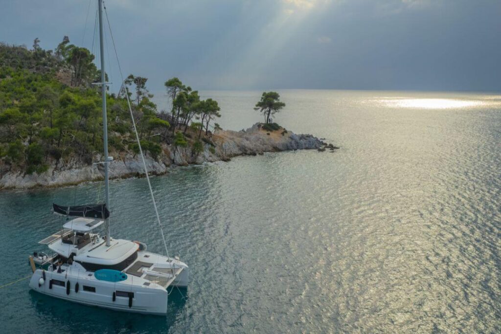 Katamaran Lagoon 46 czarter ze skipperem na Skiathos - greckiekegi.pl