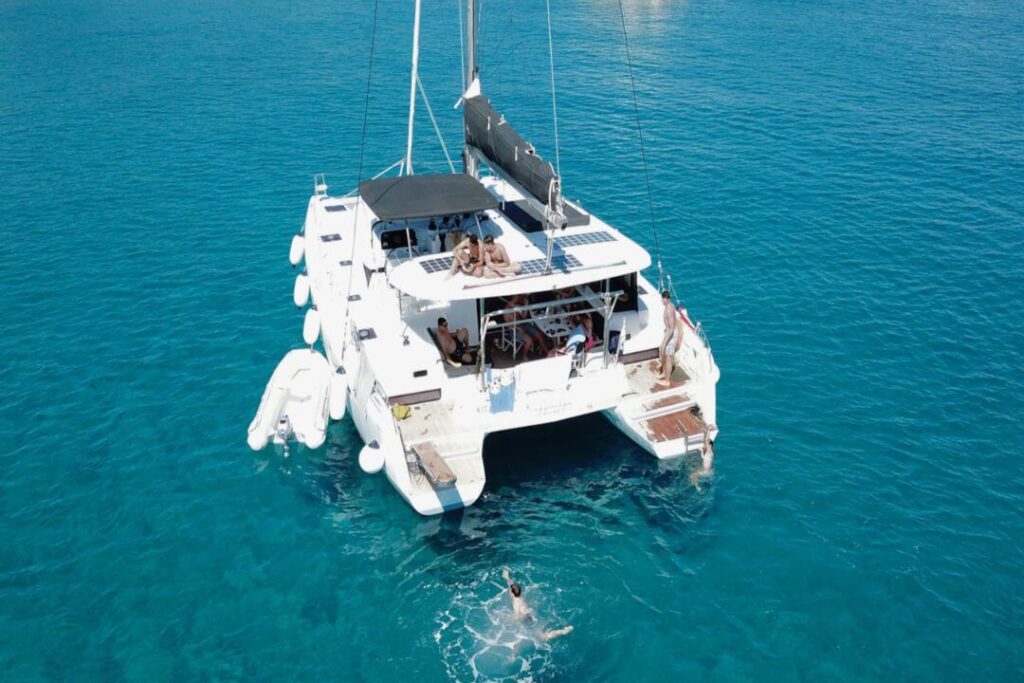 Katamaran Lagoon 42 czarter w Alimos - greckiekefi