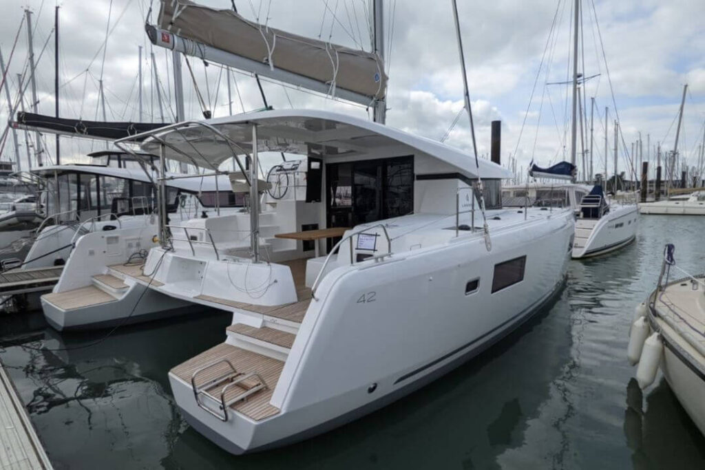 Katamaran Lagoon 42 czarter jachtów Grecja - greckiekefi.pl