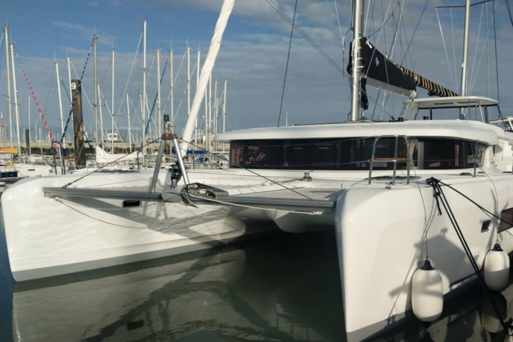 Katamaran Lagoon 42 czarter w Alimos - greckiekefi