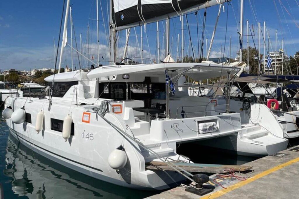 Biały jacht w porcie.