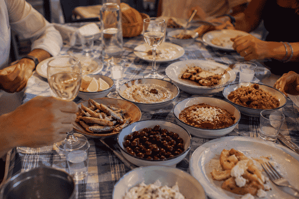 Greckie meze i kultura jedzenia – jak naprawdę jedzą Grecy?