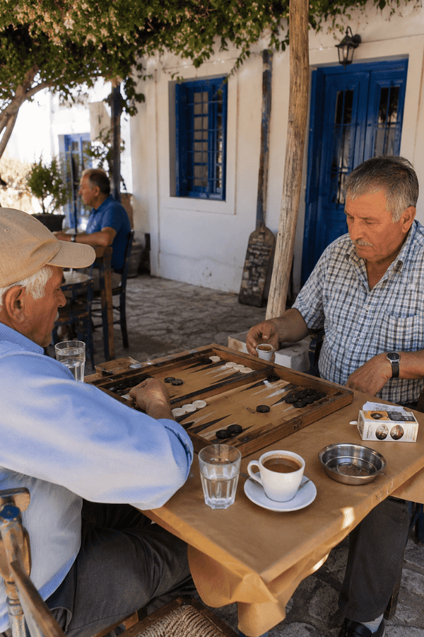 Gra w tavli w greckim kafenio