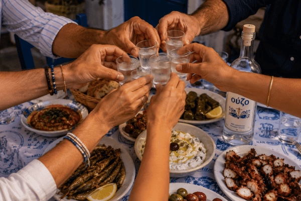 Jak pić ouzo? – wszystko o greckim trunku anyżowym