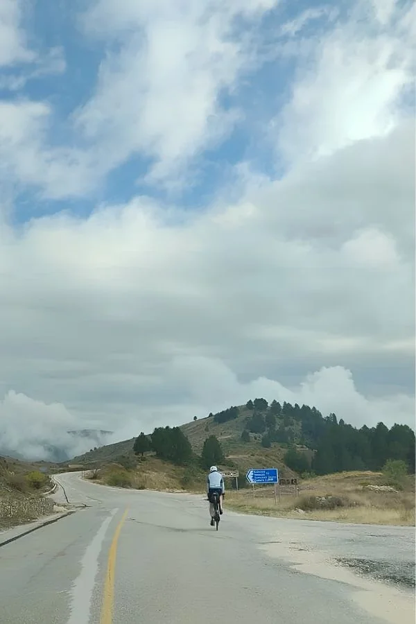 Górska droga przez przełęcz Katara Pass
