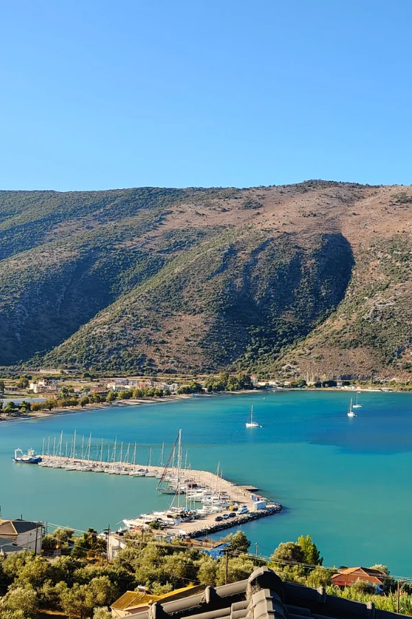 Marina Plataria w Epirze – port jachtowy w zatoce otoczonej wzgórzami