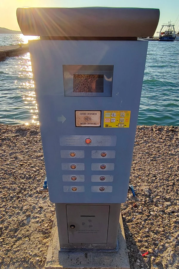 Widok na port i jachty w Platarii