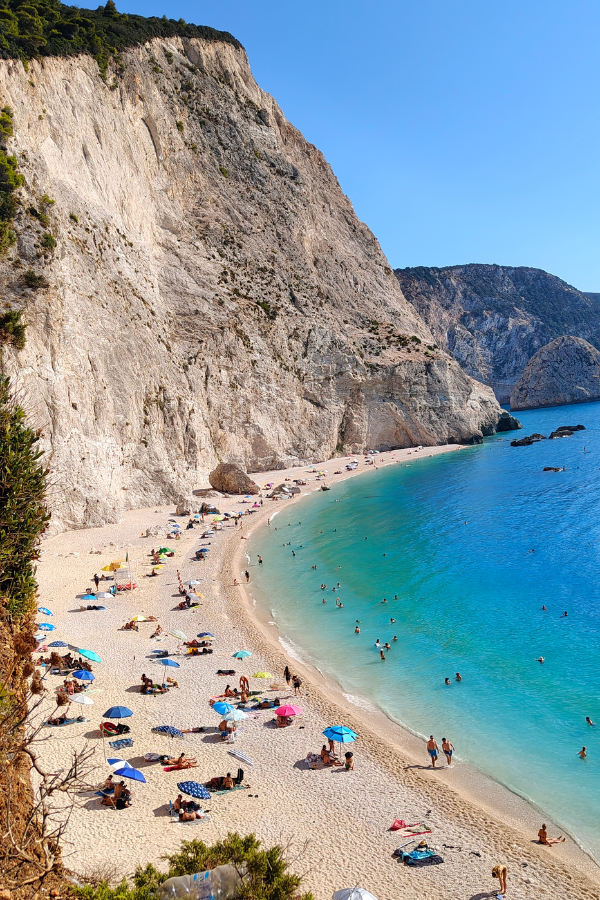 Widok z góry na plażę i klify Lefkady