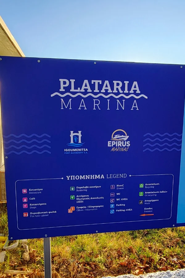 Nabrzeże mariny Plataria na wybrzeżu Epiru