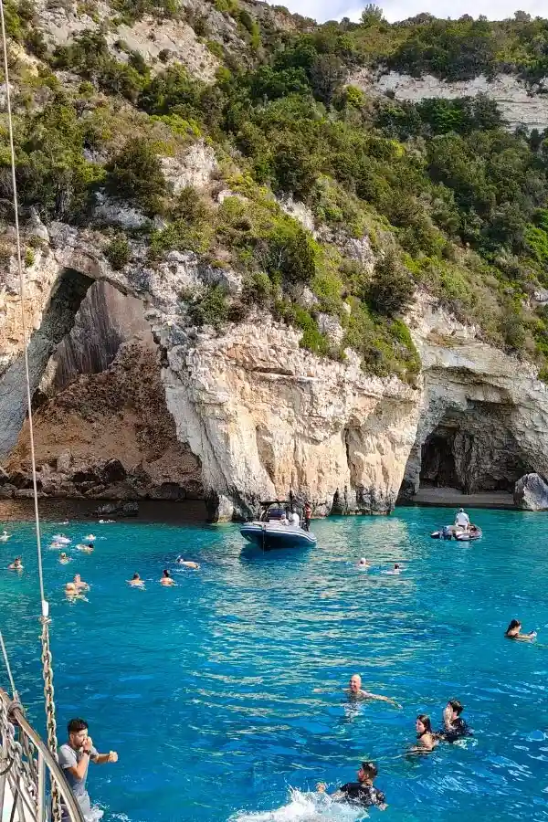 Blue Caves na Paxos podczas rejsu z Pargi