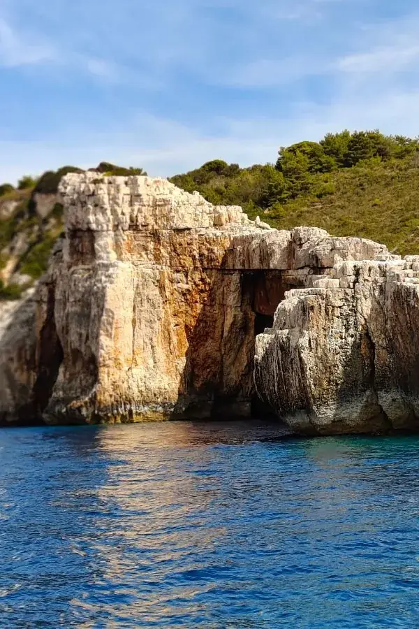Skaliste otoczenie Błękitnych Grot na Paxos