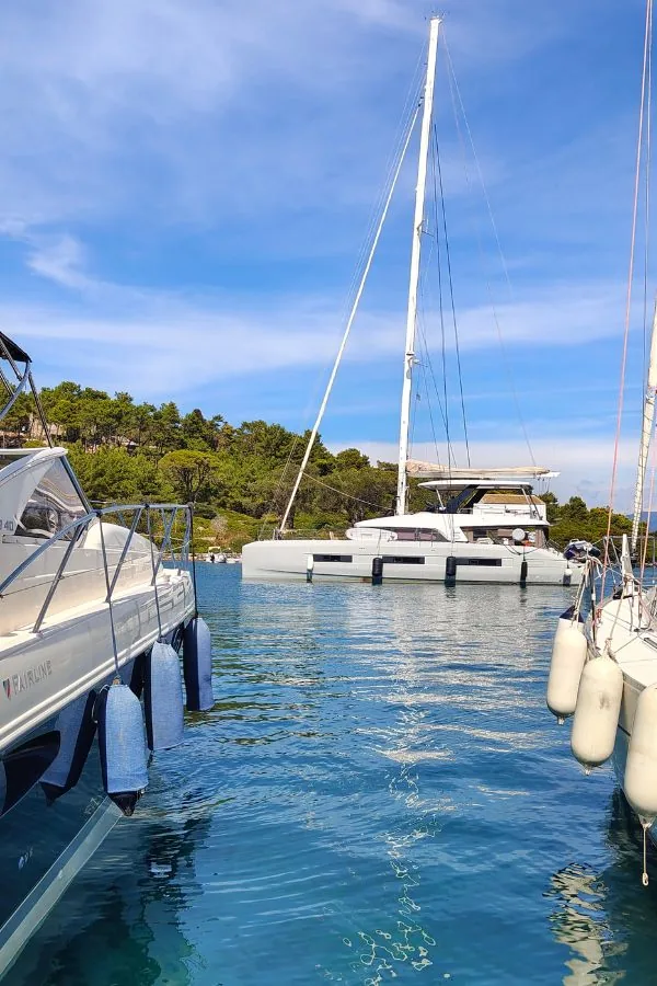 Port Gaios z łodziami i jachtami