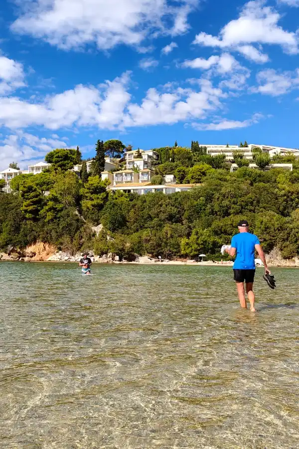 Przejście przez morze na plażę Bella Vraka