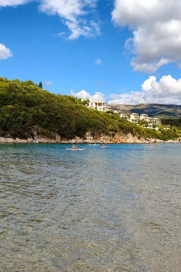 Plaża Bella Vraka w Sivocie – turkusowa woda i zielone wzgórza
