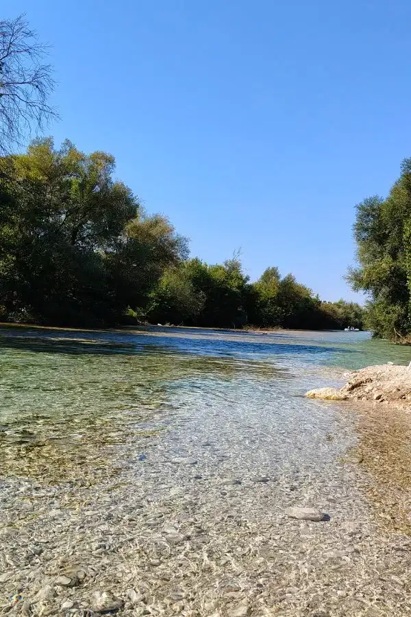Kamienie i woda w korycie rzeki Acheron