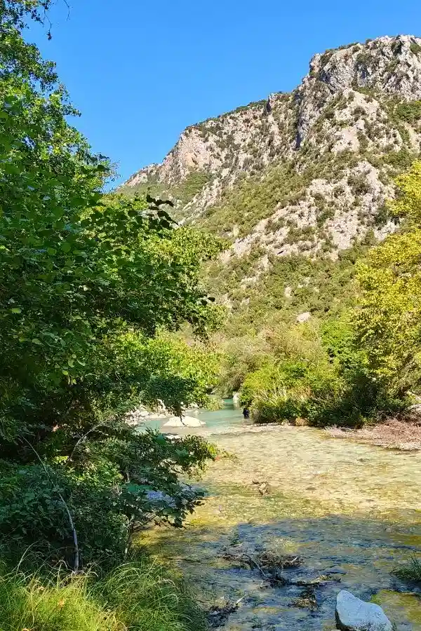 Spacer korytem rzeki Acheron w otoczeniu skalnego kanionu