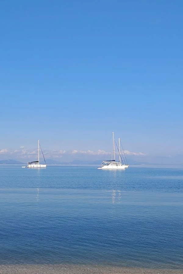 Jachty cumujące w marinie Lefkada