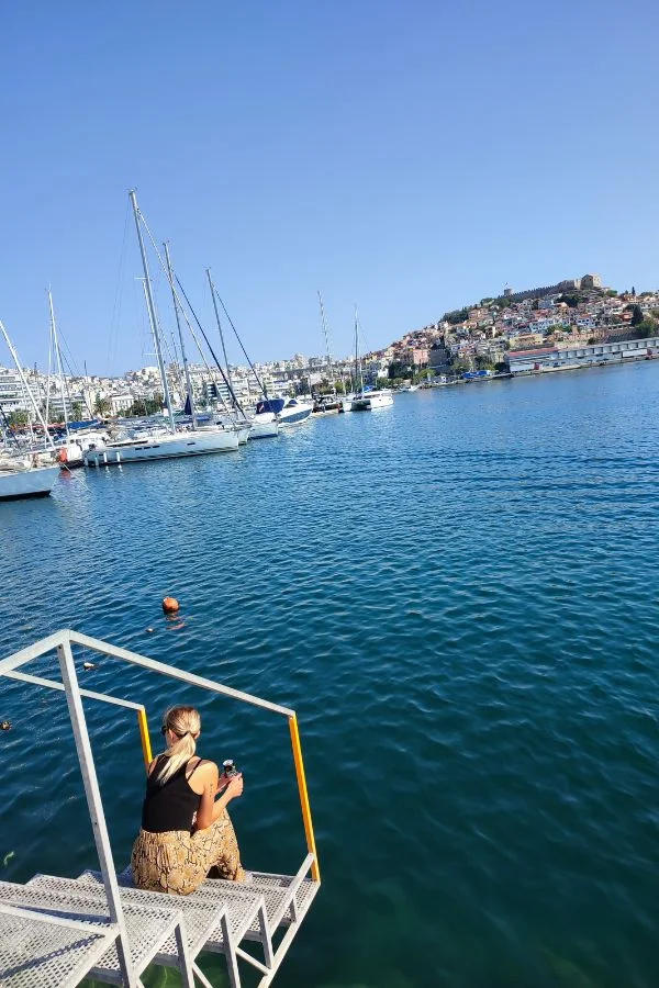 Widok na port Kavala i jego położenie w centrum miasta