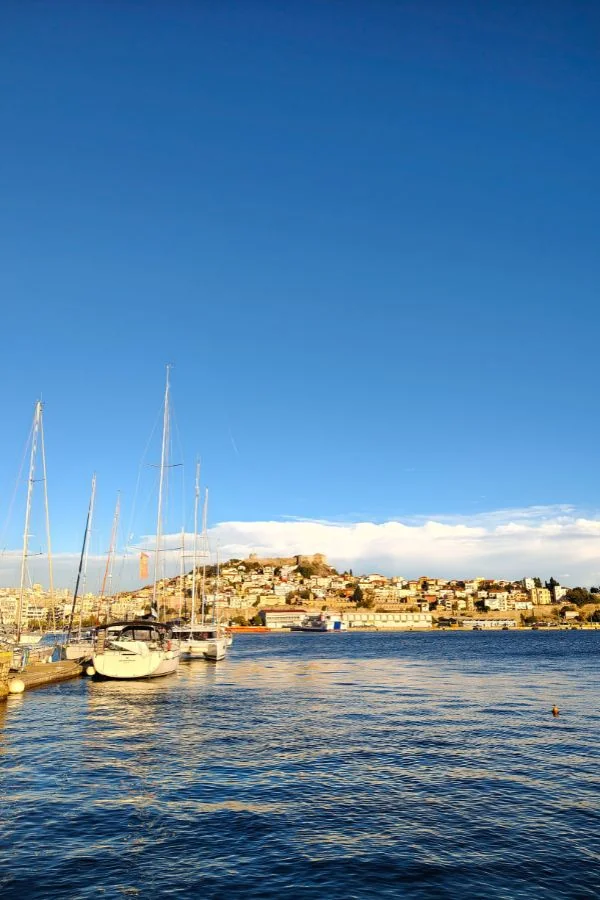 Jachty i infrastruktura cumownicza w Marinie Kavala