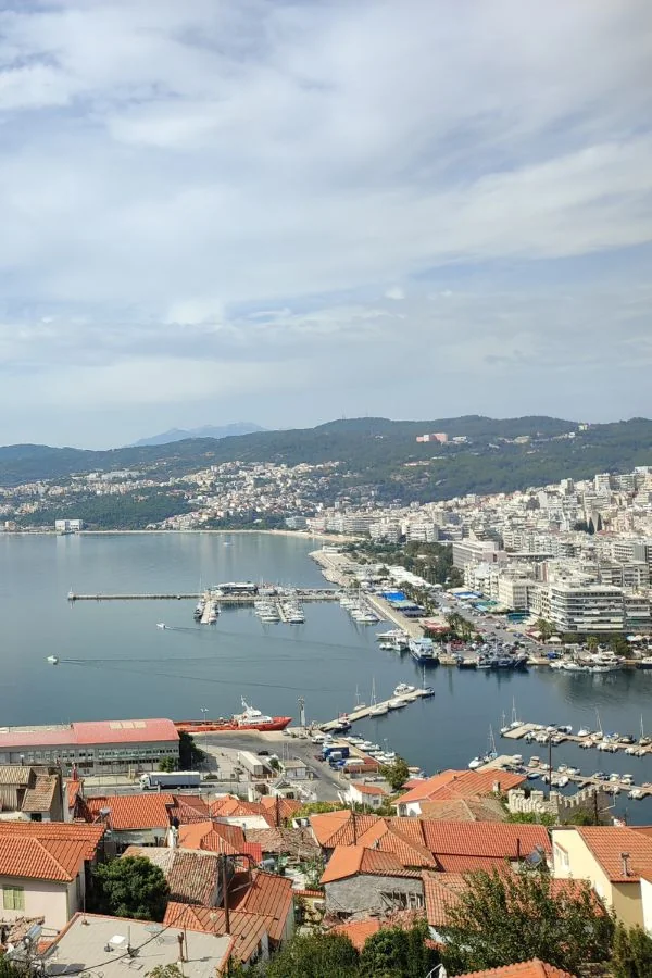 Pomosty i miejsca postojowe w Marinie Kavala