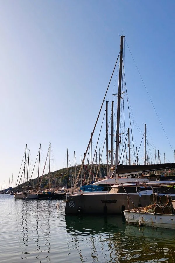 Port Nidri na Lefkadzie – jachty przy nabrzeżu i w zatoce