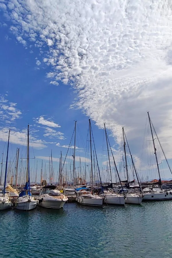 Miejsca postojowe dla jachtów w Marinie Preveza