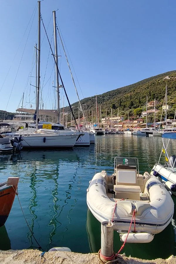 Sivota na Lefkadzie – jachty przy pomostach w zatoce