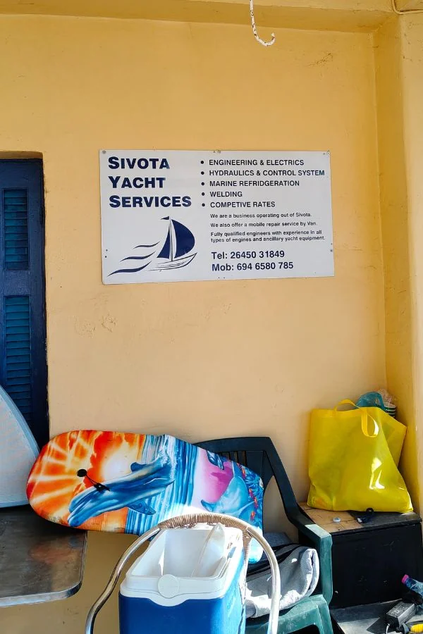 Tawerny i pomosty restauracyjne przy marinie Sivota na Lefkadzie