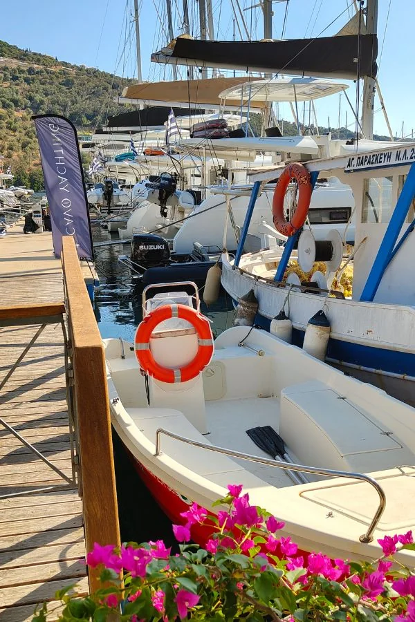 Miejsca postojowe jachtów w marinie Sivota na Lefkadzie