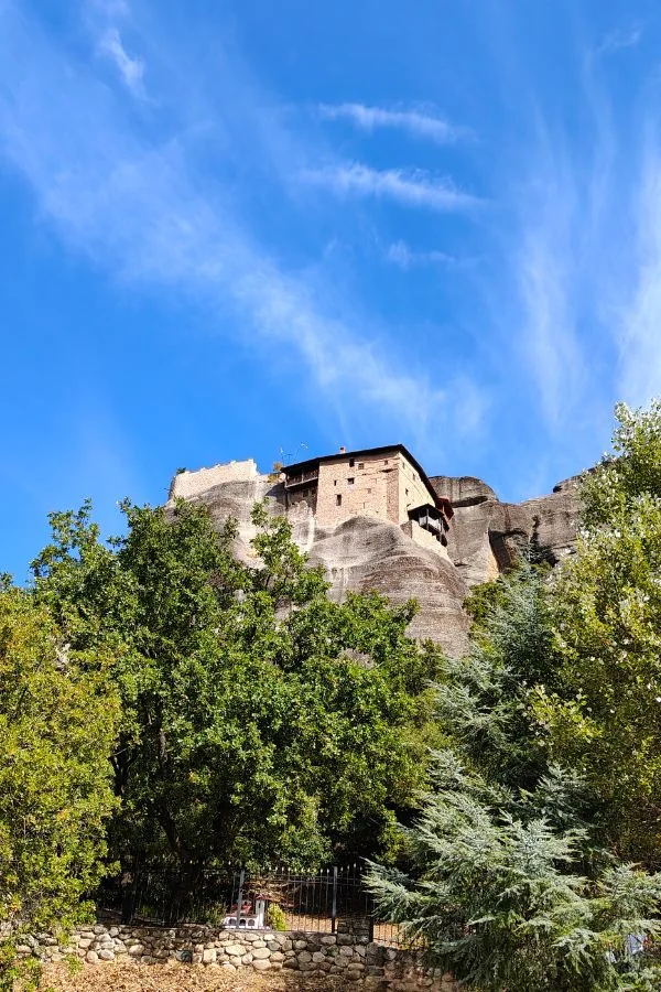 Klasztor na wysokiej skale w Meteorach wśród drzew