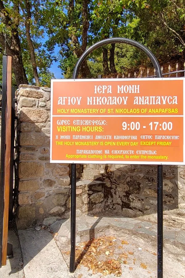 Tablica informacyjna przy jednym z klasztorów Meteora