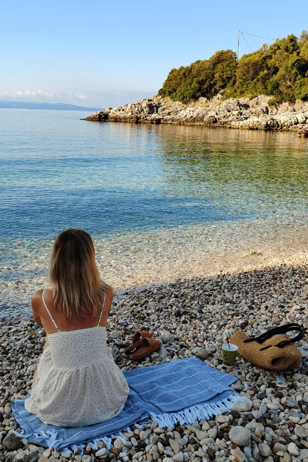 Kamienista plaża Ammousa na południu Lefkady