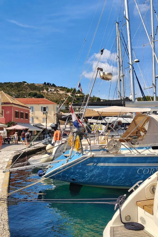 Gaios – zabudowa i promenada przy porcie