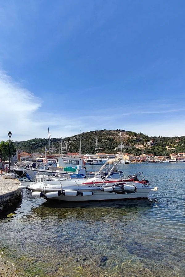 Port Gaios na Paxos – jachty zacumowane w kanale przy miasteczku