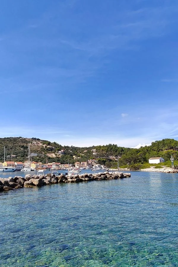 Wybrzeże i podejście do portu Gaios na Paxos