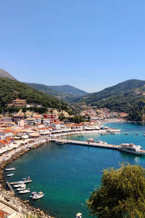 Port Parga w Grecji – nabrzeże i zabudowa nadmorskiego miasteczka