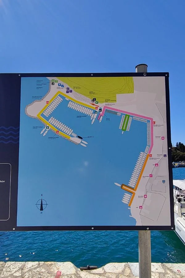 Budynek sanitarny w marinie Sivota